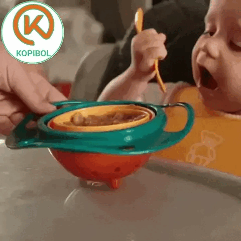 bébé mange dans le bol de repas kopibol
