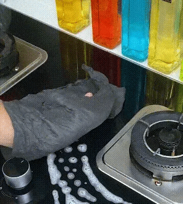 entretien ménager avec chiffon en microfibre