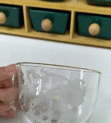 essuyage d'une verre avec le chiffon en microfibre